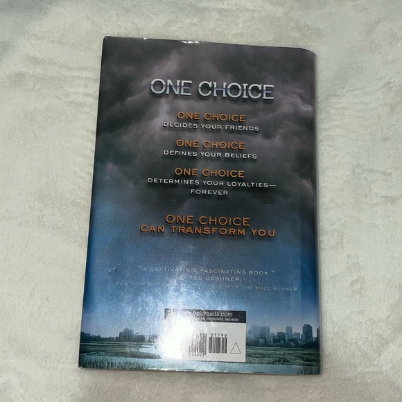 DIVERGENT BOOK HARD COVER by Veronica Roth - Picture 5 of 5